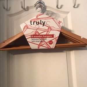 Pack of 8 wooden hangers